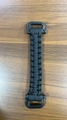 Detail eines schwarzen Paracord-Flaschengriffs für Outdoor-Wasserflaschen auf Holz - Schwarz