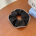 Chouchou chic en velours côtelé noir avec bordure contrastée blanche sur table en bois - Noir