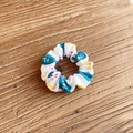 Witte stoffen scrunchie met kleurrijke geometrische patronen en letteropdruk - Abstracte Geometrie (1#)