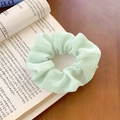 Elastisches mintgrünes Blumen-Scrunchie mit leichter Faltenstruktur auf Papier - Einfarbig Plissiert / Grün