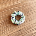 Stoffen scrunchie met groen en wit voetbalpatroon op een houten achtergrond - Voetbal Thema (3#)