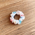 Haarscrunchie met voetbalpatroon op witte stof met rode en blauwe accenten - Kleurrijk Voetbal (4#)