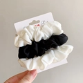 Dreiteiliges Set eleganter Satin-Scrunchies in Schwarz und Weiß auf Karte - Schwarz-Weiß Patchwork