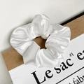 Elegante witte satijnen haarelastiek met een gladde, glanzende zijdeachtige look - Satijn Wit
