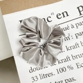 Champagnegouden satijnen scrunchie met zijdeachtige glans en stijlvol geplooid ontwerp - Satijn Premium Grijs