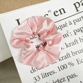 Elegante lichtroze satijnen scrunchie met zijdeachtige glans en zachte elastische band - Satijn Roze