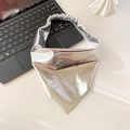 Foulard a triangolo argento metallizzato con elastico scrunchie in pelle - Blu Geometrico / Argento