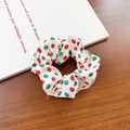 Scrunchie a pois rossi e verdi su tessuto bianco con finitura setosa - Elastico Base / Pois Rosso Verde