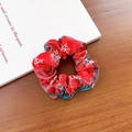Roter Haargummi mit Schottenkaro und Schneeflockenmuster im weihnachtlichen Stil - Basis Haarkreis / Rot-Grünes Karo mit Schneeflocken