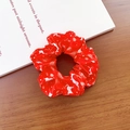 Roter Haargummi mit Schneeflocken und Elchen Satin-Scrunchie Weihnachts-Haarschmuck - Basis Haarkreis / Elch und Schneeflocke