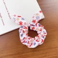 Satin-Haargummi mit Schneeflocken und Weihnachtsmotiven auf einer Holzfläche - Hasenohren Haargummi / Geschenkbox Stern
