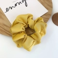 Chouchou en satin jaune vif brillant avec texture froncée douce pour le soin des cheveux - Jaune