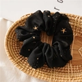Elegante elastico per capelli in chiffon nero con stelle dorate in un cesto rustico - Nero