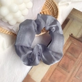 Coletero elegante de satén lavanda brillante con textura suave de pliegues finos - Coletero Básico Gris