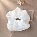 Chouchou géant en organza blanc avec finition satinée et élégants volants plissés - Grand Style Satin Moelleux / Blanc