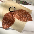 Blumiges Haargummi mit Schleife in Orange mit blauen Blüten und schwarzem Gummiband - 1#Karamell