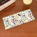 Bandeau sport élastique avec motifs colorés de football et maillots sur bois sombre - Motif de sport dessiné à la main multicolore