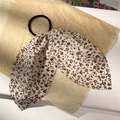 Blumiges Haargummi mit Schleife und rosa Blüten auf einem hochelastischen schwarzen Band - Weiß