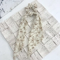 Chouchou rétro français beige à fleurs avec longs rubans sur support en pierre - Petit Floral Beige