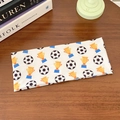 Bandeau élastique de football avec imprimés trophées dorés sur tissu blanc sur bois - Motif football et coupe d'or