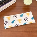 Bandeau sport élastique orné de trophées jaunes, sifflets bleus et motifs de football - Motif trophée sifflet et football