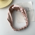Haarband aus champagnerfarbener Kunstseide mit Knotendetail und Satin-Glanz - Rosa