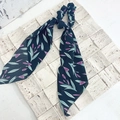 Eleganter waldgrüner Blumen-Scrunchie mit langen Bändern und lila Tulpenmuster - Schwarze Nelke