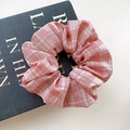 Schicker rosa-weiß karierter Stoff-Scrunchie mit weicher Plaid-Textur für Haarstyling - Extra Groß / Rosa