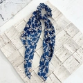 Chouchou fleuri avec rubans longs en bleu marine à fleurs crème pour femmes - Bleu Marine Petites Fleurs