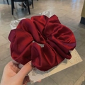 Elegante coletero de satén burdeos de gran tamaño con textura de seda brillante y pliegues - Rojo vino