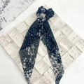 Chouchou noir style français avec imprimé floral blanc et longs rubans pour femme - Fleur à Points Noire
