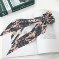 Haargummi mit rosa Paisley-Muster und langen Bändern aus elegantem, seidigem Stoff - Rosa Boho