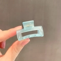 Mini pinza para el cabello cuadrada azul claro mate con diseño calado y muelle - Azul