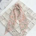 Rosa Haargummi aus Chiffon mit Blumenmuster, langen Bändern und Blattmotiven - Rosa Nelke