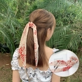 Chouchou en mousseline fleurie avec longs rubans en blanc crème et motif rouge - Fleur à Points Rose Rouge