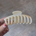 Pinza de pelo brillante en resina beige crema para cabello grueso en primer plano - Blanco Lechoso Espejo