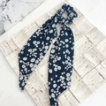 Chouchou style français à longs rubans avec motif de petites marguerites bleu marine - Galaxie Noire