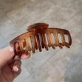 Pinza de pelo grande de resina ámbar con acabado mate para peinados de cabello grueso - Café Mate