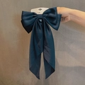 Eleganter dunkelblauer Haarclip mit langer Schleife aus Seide auf einer Schmuckkarte - Marineblau