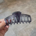 Pinza grande para el cabello de resina gris oscuro mate para cabello grueso en mano - Marino Mate