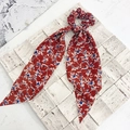 Chouchou rouge à fleurs avec rubans longs sur un fond de carreaux texturés - Rouge Vin Floral