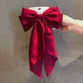 Barrette élégante à grand nœud en satin bordeaux avec de longs rubans fluides - Rouge