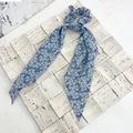 Chouchou fleuri bleu avec longs rubans élégants pour coiffures de femmes chic - Floral Bleu Ciel