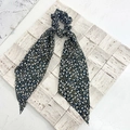 Chouchou à motif floral avec de longs rubans bleu foncé pour un style vintage chic - Fleurs Noires