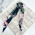 Chouchou français avec ruban long arborant des feuilles tropicales et fleurs roses - Jardin Noir