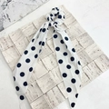 Chouchou à rubans longs avec motif à pois noirs sur fond blanc pour femmes - Pois Blancs