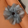 Chouchou élégant en organza gris argenté avec texture nacrée scintillante pour femme - Gris
