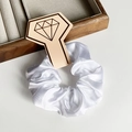 Chouchou élégant en satin blanc pour femmes avec texture soyeuse et éclat de qualité - Blanc
