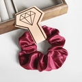 Chouchou élégant en satin bordeaux avec une texture soyeuse sur carte de support - Rouge