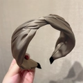 Diadema de satén plisada en gris café para mujer con diseño de nudo ancho y elegante - Café Claro